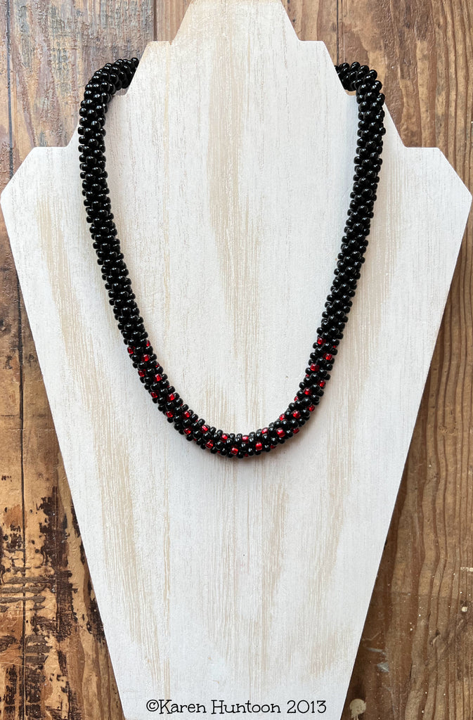 6/0 Beaded Spotted Focal Necklace Kit - Black & S/L Red