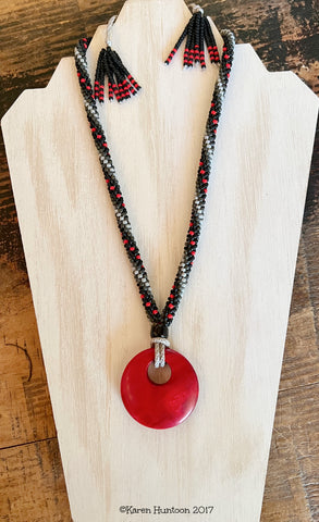 "8/0 Beaded Elongated Swirl Kumihimo Necklace Kit with Red Pendant & Adjustable Closure" - Blk/Red